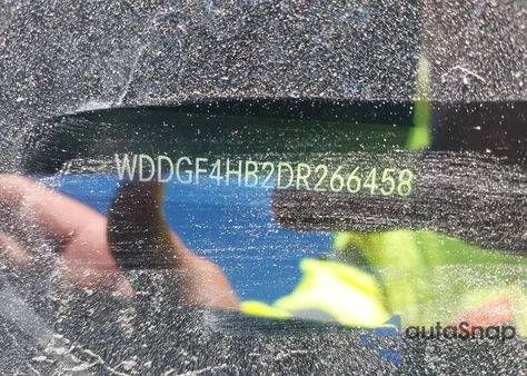 2013 Mercedes-Benz C 250 Luxury/Sport z USA, uszkodzony, nr VIN WDDGF4HB2DR266458